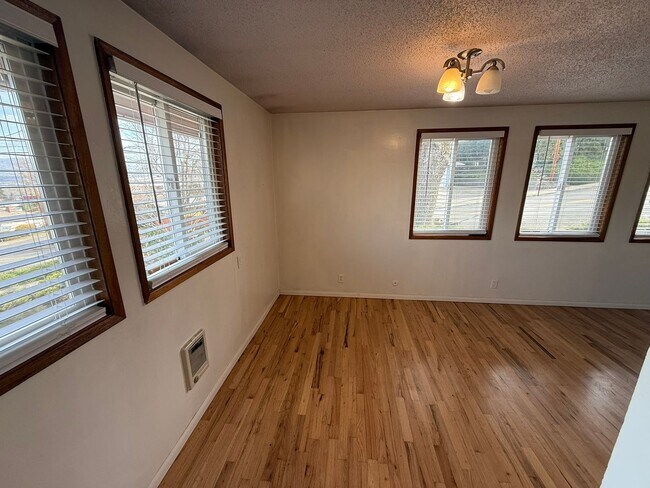 Foto del edificio - 376-25 (1605 &amp; 1607)