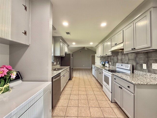 Building Photo - 8906 Leader St