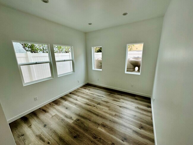 Building Photo - 1102 S La Peer Dr