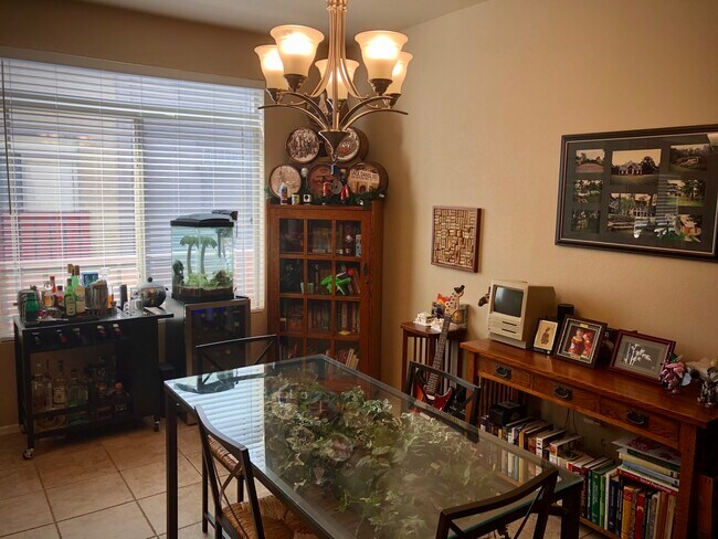 Dining Roo - 2401 E Rio Salado Pky