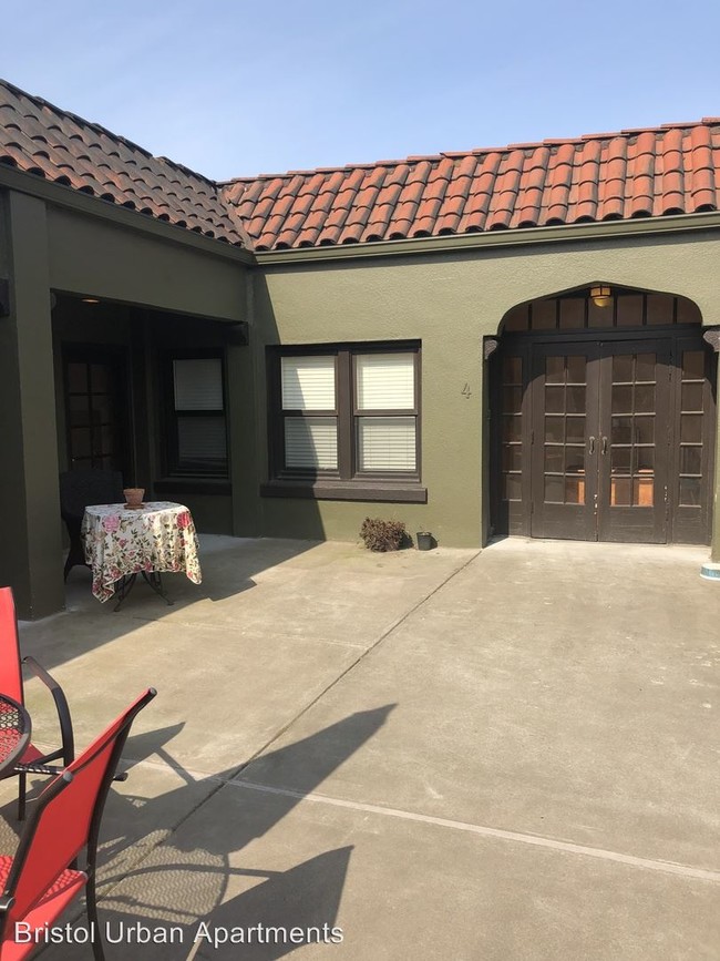 Building Photo - 5318 NE Wistaria Dr