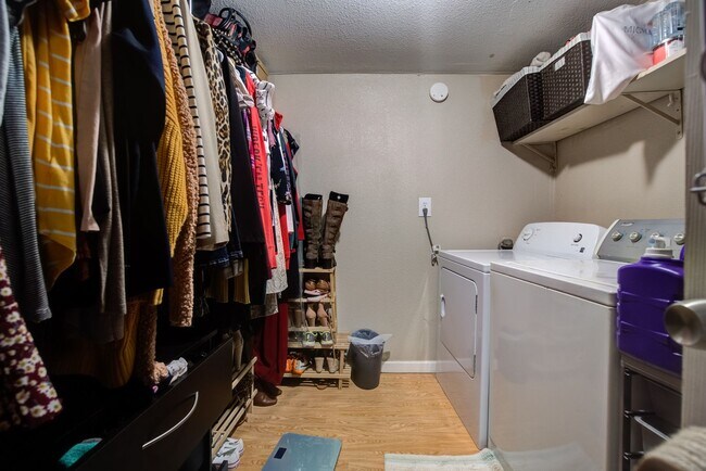 Building Photo - PRE-LEASING THIS COLLEGE PROPERTY---Cozy 1...