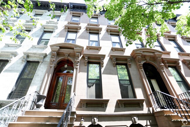 Building Photo - 401 Clinton St