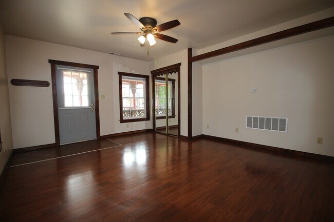 Building Photo - 948 E Morris St
