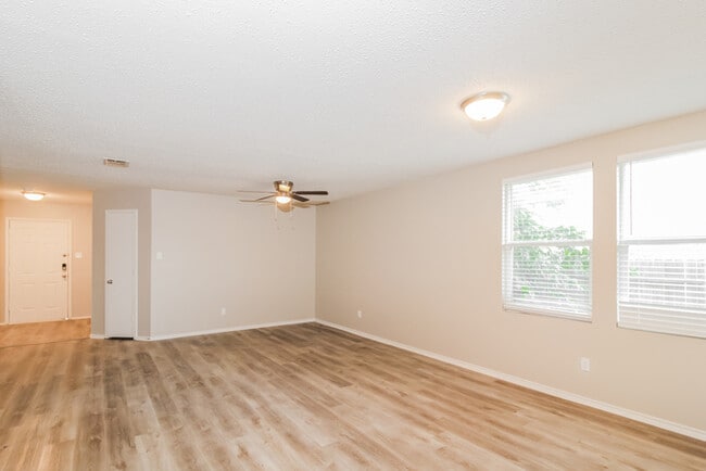 Foto del edificio - 16516 Woodside Dr