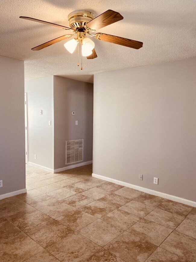 Building Photo - Cozy Ranch Close to Post