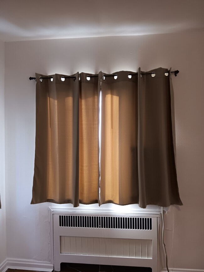 Cortinas para la ventana 1 de la sala de estar - 4525 Roth Ave