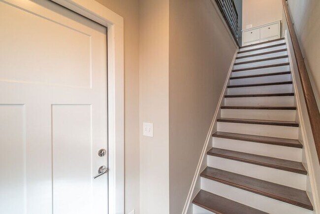 Building Photo - Beautiful Modern Townhome in South End Available 5/1!
