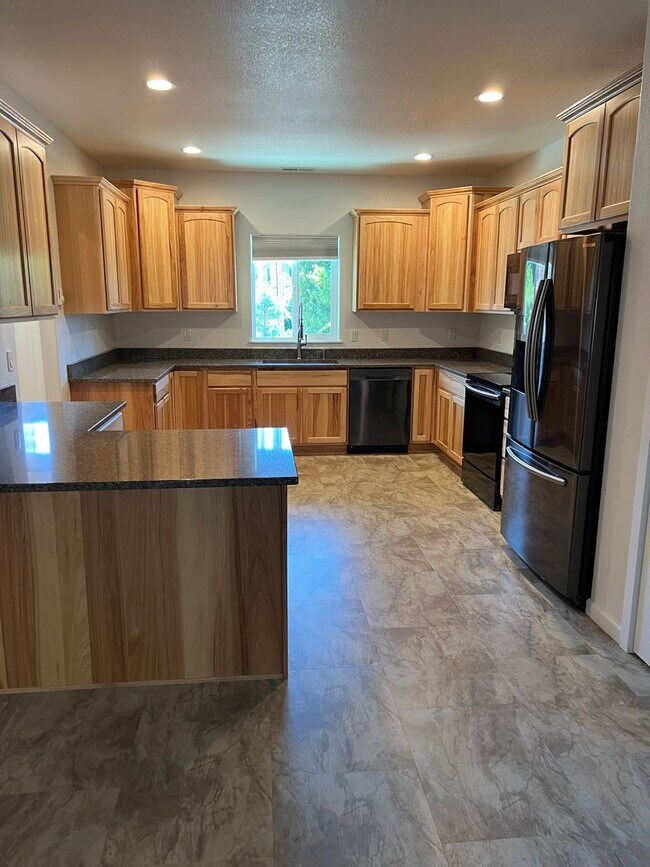 Foto del edificio - Newer Built 3 bedroom, 2 bath house with u...