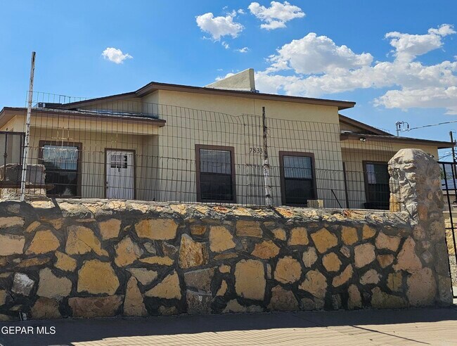 Foto del edificio - 7833 Mt Latona Dr