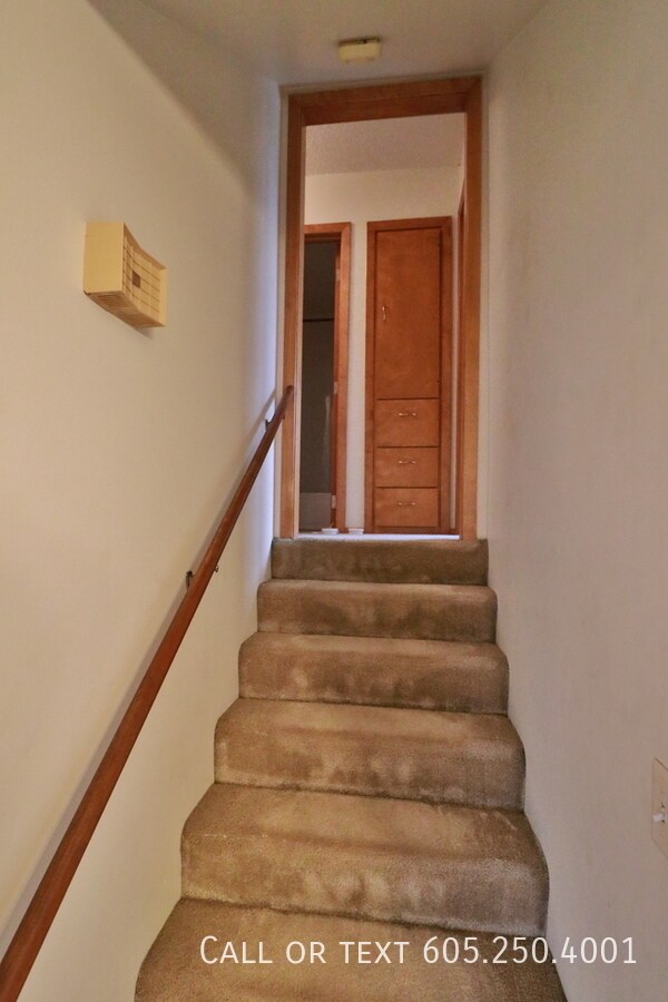 Building Photo - Complete 2 bedroom Duplex in a Great Location