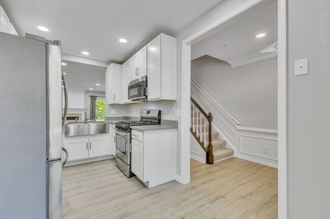 Foto del edificio - Stylish Condo Near Van Dorn Metro with Dual En Suites