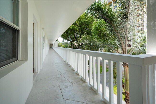 Foto del edificio - 2555 NE 11th St