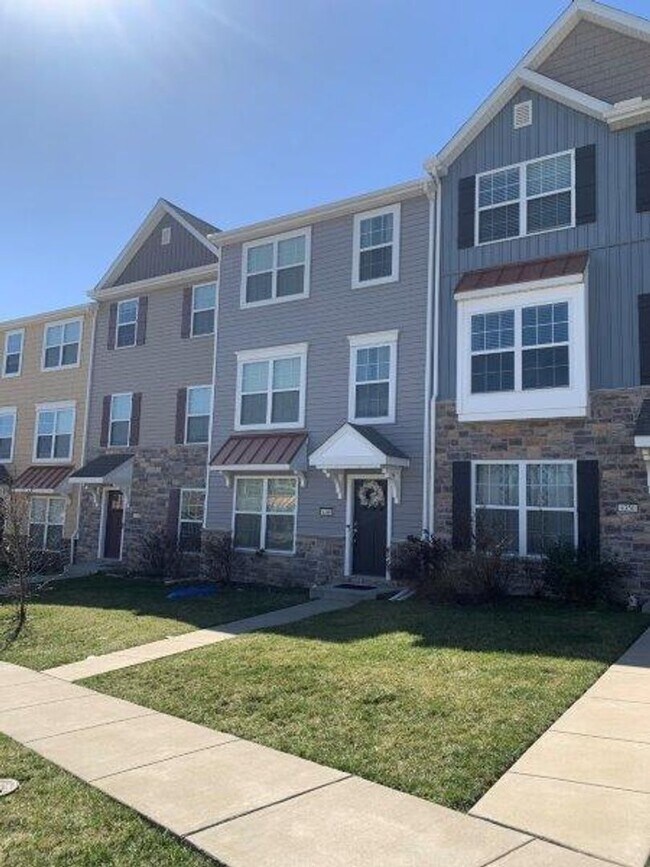 Building Photo - Welcome to this charming 3 bedroom, 2.5 ba...