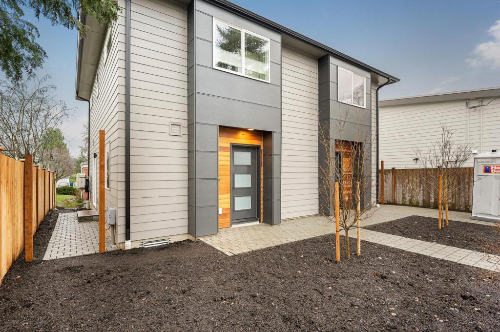 Foto principal - 8045-B Interlake Ave N