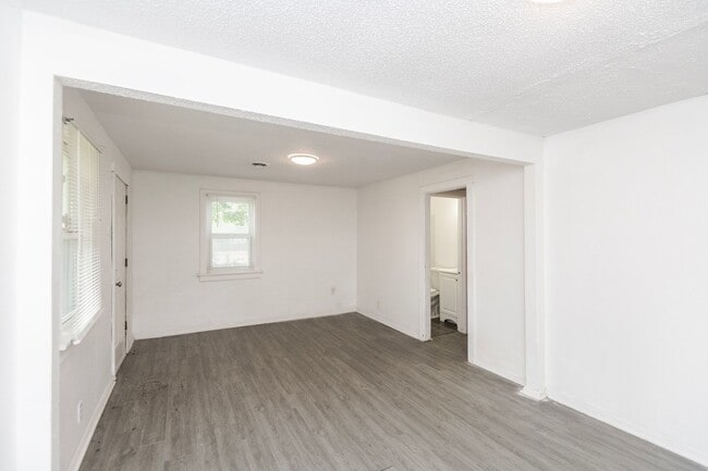 Building Photo - Amazing 3 Bedroom 1 Bathroom Home