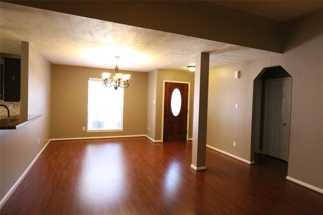 Building Photo - 10811 Burkes Garden Dr