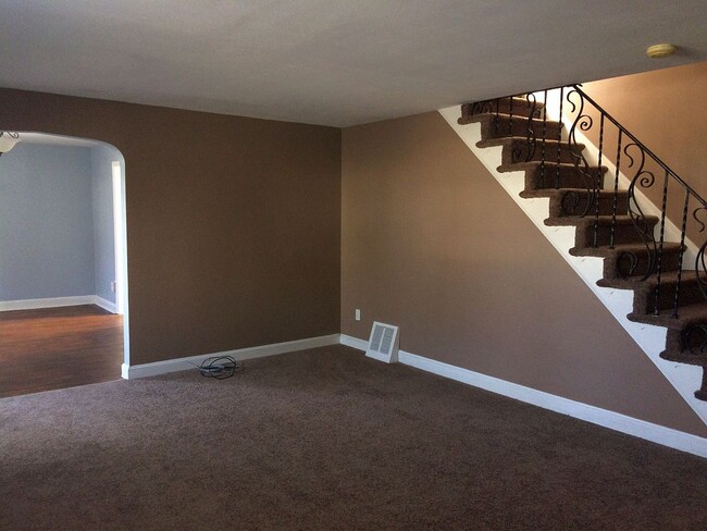 Living Room - 116 Earlington Rd