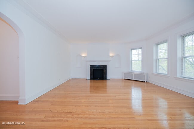Building Photo - 6251 N Oakley Ave
