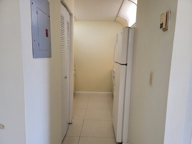 Vista de la cocina desde el salón - 8200 SW 210th St