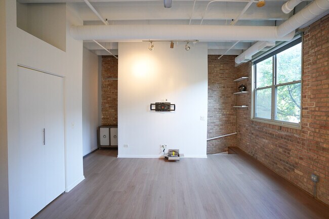 Foto del edificio - 1740 N Maplewood Ave