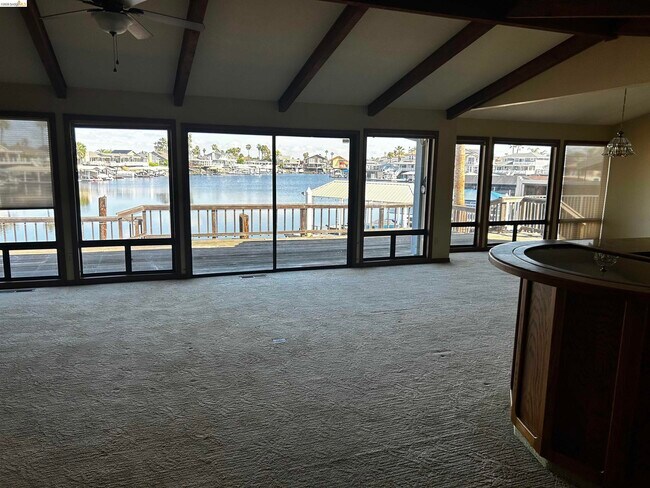 Foto del edificio - 5593 Drakes Dr