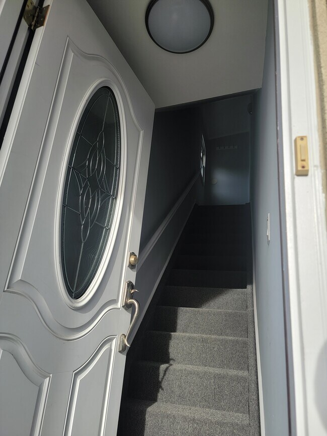 Escaleras a la unidad - 12 Ridge Ave