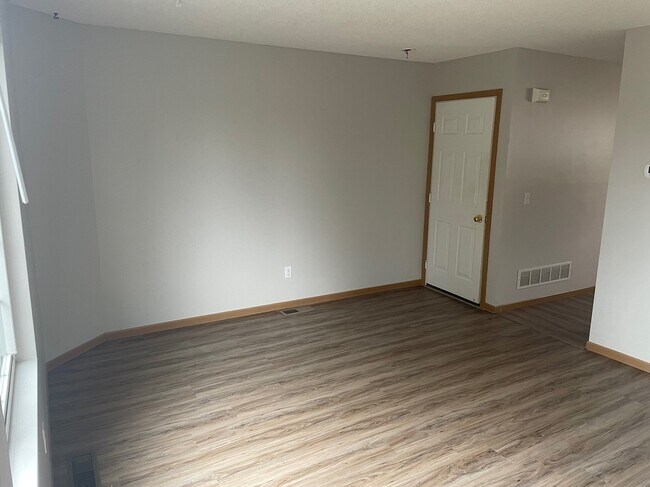 Building Photo - 9073 Scarlet Globe Dr