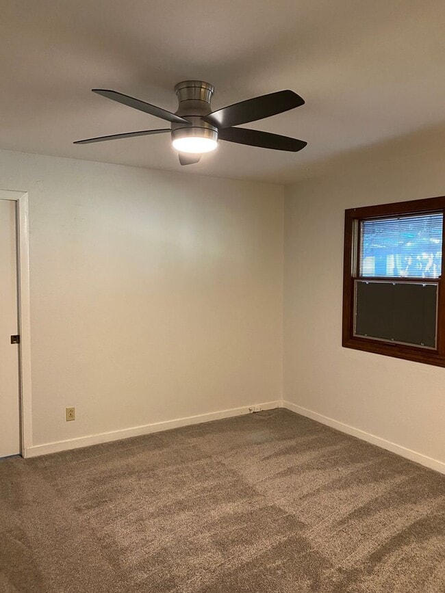 Foto del edificio - 3 bed + bonus room House available. Pets W...