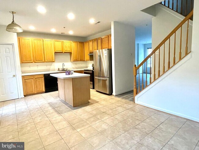 Building Photo - 7714 Valley Oak Dr