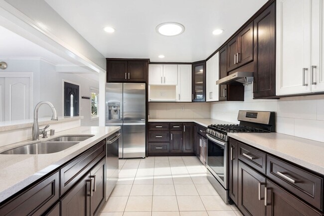 Building Photo - Large 4 bedroom/2 bathroom Home in San Mat...
