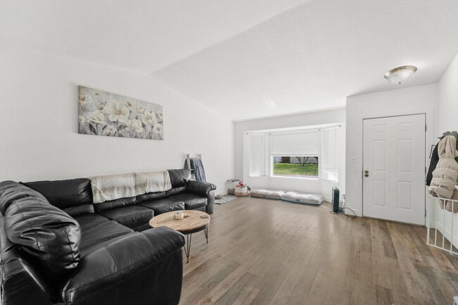 Building Photo - 3 Bedroom Home with Fully Fenced Yard Avai...
