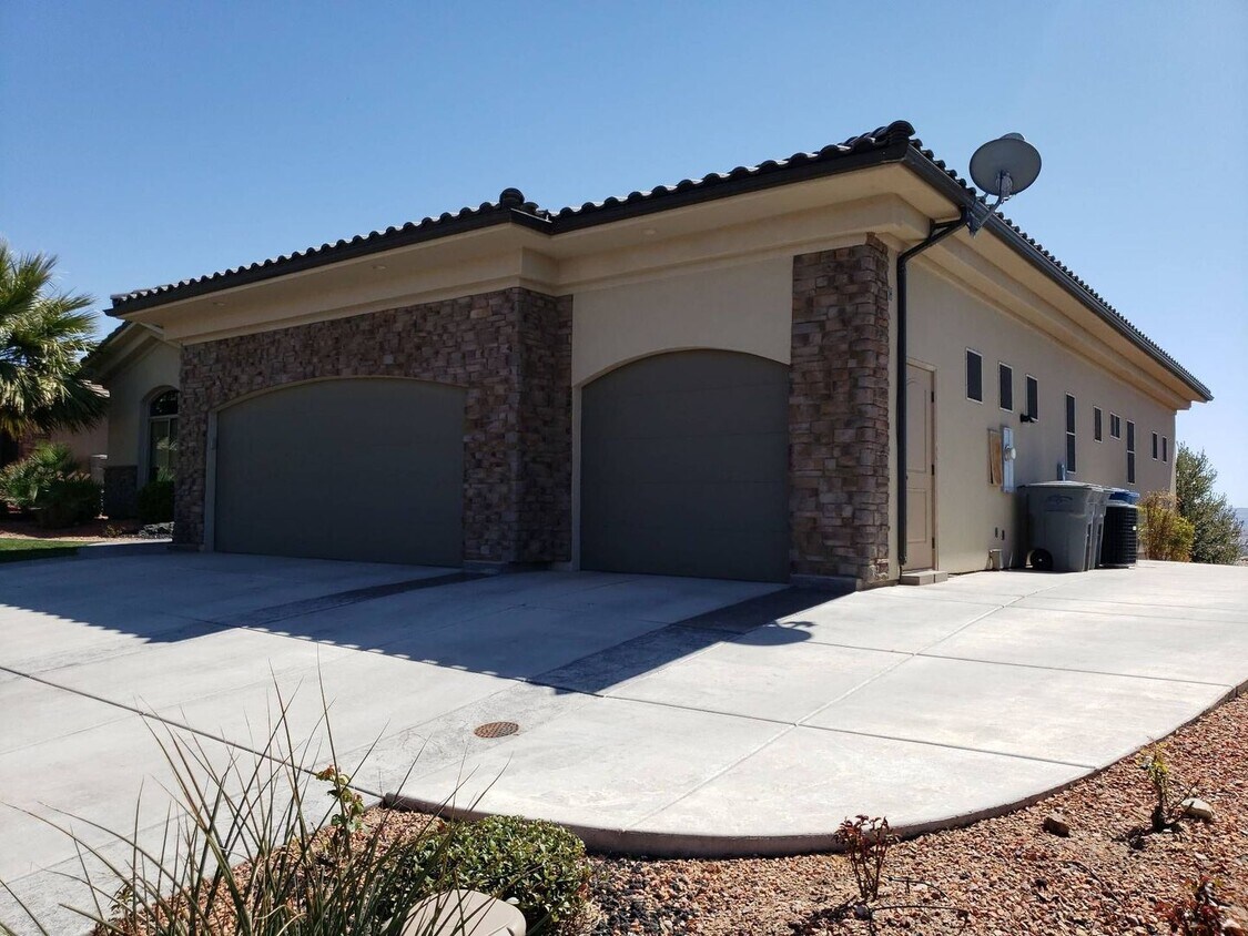 Building Photo - Pet friendly 6 bedroom 5 bathroom home!