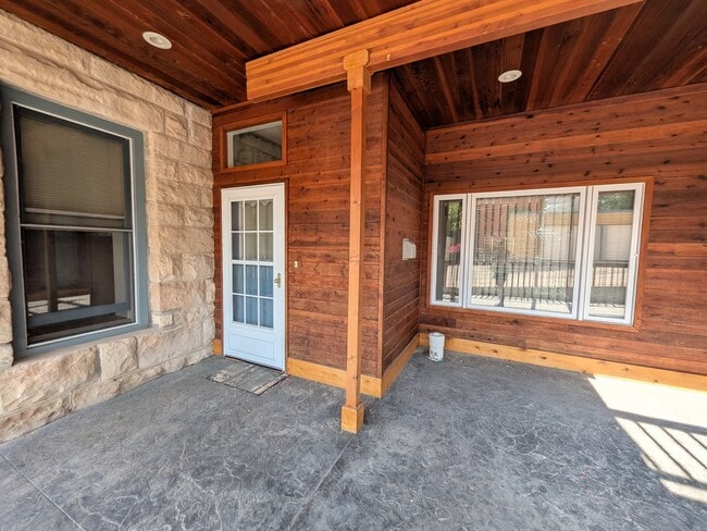 Building Photo - 1000 Fountain Terrace Dr