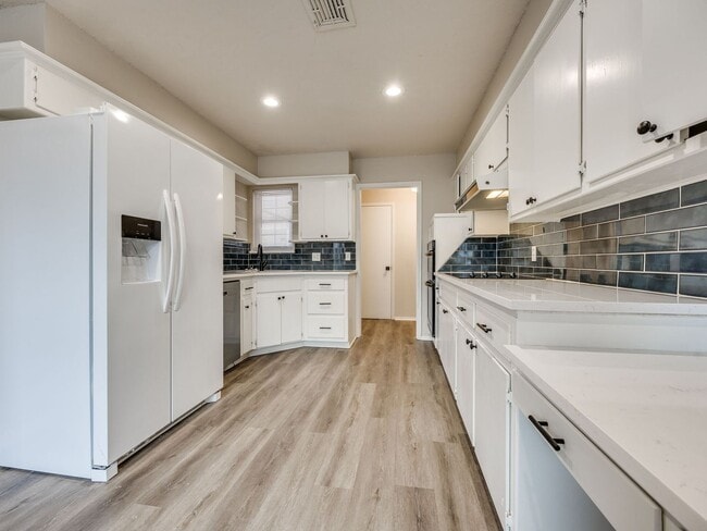 Foto del edificio - Newly Remodeled 3 Bed Home Near Lake Hefner | Screened Porch + 2 Living Areas