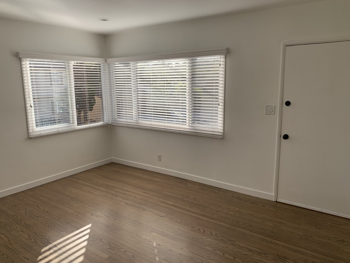 Living room - 3466 Glendon Ave