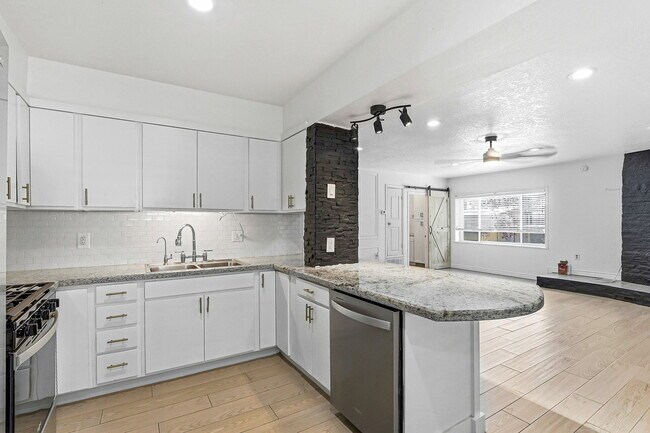 Building Photo - 513 Cardon St