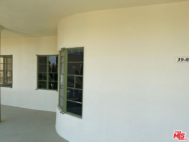 Building Photo - 1941 N Mariposa Ave