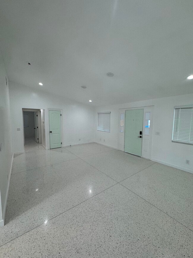 Foto del edificio - 66384 First St