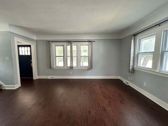 Foto del edificio - Adorable Three Bedroom Home with Central Air!