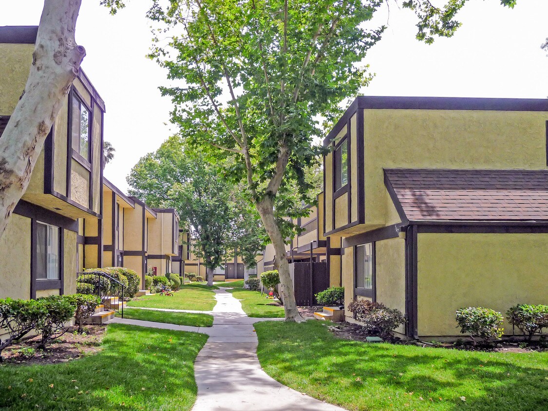 Primary Photo - 5450 E Los Angeles Ave