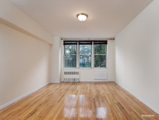 Building Photo - 495 E 7th St