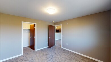 Bedroom - Pinnacle Point Apartments