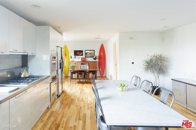 Building Photo - 530 N Larchmont Blvd