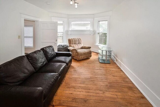 Foto del edificio - Inviting 4 Bed, 2 Bath in GU District! (GU...