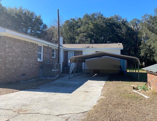 Foto del edificio - 22 Pine Grove Rd