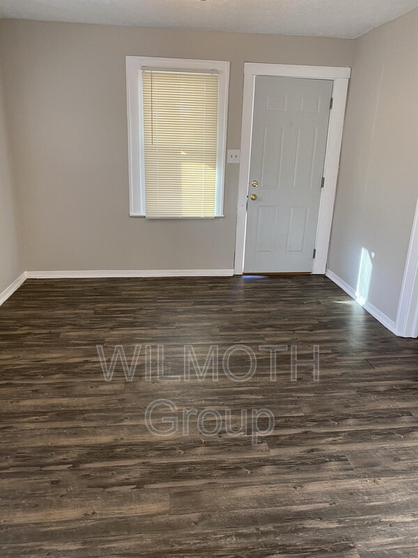 Foto del edificio - 2445 N Parker Ave