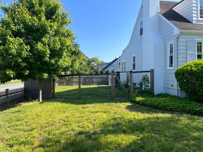 Building Photo - 3 Bedroom 2 Bath Furnished House Near Southport