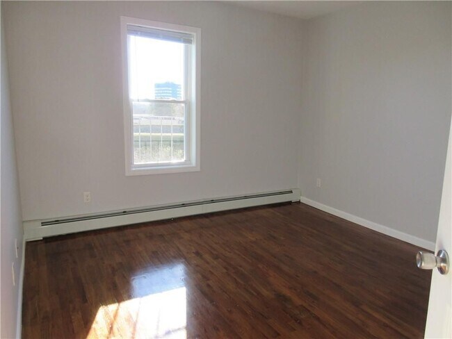 Building Photo - 379 E School St