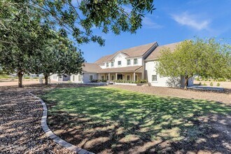 Building Photo - 856 W Quail Cir